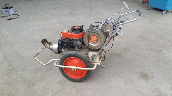 เครื่องพ่นยาแบบรถเข็นเก่าญี่ปุ่น KIORITZ รุ่น FM-4  สภาพดี เครื่องพร้อมใช้งาน  ขนาดกระทัดรัด  ช่วยให้การพ่นยาง่าย รวดเร็ว และเบาแรงขึ้น