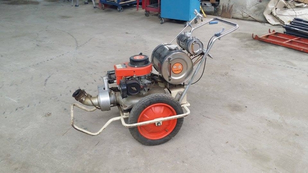 เครื่องพ่นยาแบบรถเข็นเก่าญี่ปุ่น KIORITZ รุ่น FM-4  สภาพดี เครื่องพร้อมใช้งาน  ขนาดกระทัดรัด  ช่วยให้การพ่นยาง่าย รวดเร็ว และเบาแรงขึ้น