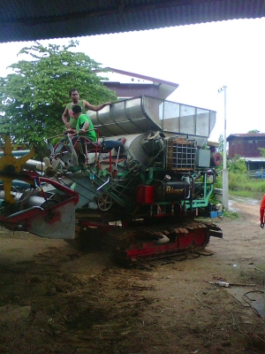 ขายรถเกี่่ยว วิชาญการช่าง 355000บาท โทร 086-2465-934