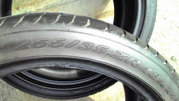 255/35R18 ขอบ18  HANKOOK KOREA และ PIRELLI GERMANY  มี 2 เส้น ไม่มีปะ tel.081-427-3941