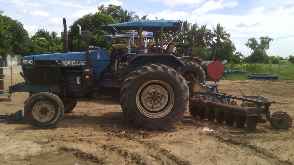 ขายรถไถFORD   รุ่น6640   ปี95รถเพลาเดียว  ทะเบียนพร้อมโอน0810076640