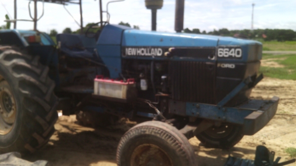 ขายรถไถFORD   รุ่น6640   ปี95รถเพลาเดียว  ทะเบียนพร้อมโอน0810076640