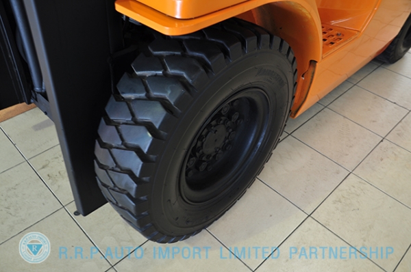 ขายรถโฟล์คลิฟท์มือสอง TOYOTA รุ่น7FG20 ราคา 215,000 บาท นำเข้าจากประเทศญี่ปุ่น 100\% ไม่เคยใช้งานในไทย