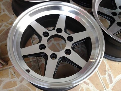 ล้อนอกแท้  made in japan 15x7 / 6x139.7 ทำสีใหม่ไม่ซ่อม