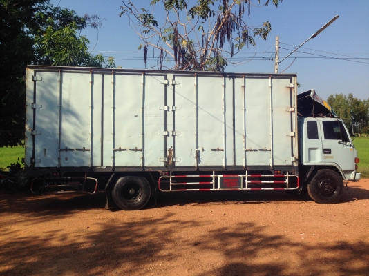 ขายรถตู้บรรทุก 6 ล้อ ขายรถตู้บรรทุก 6 ล้อ