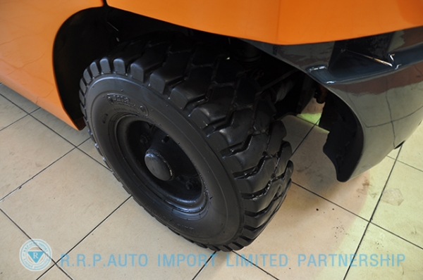 ขายรถโฟล์คลิฟท์มือสอง TOYOTA รุ่น7FG20 ราคา 215,000 บาท นำเข้าจากประเทศญี่ปุ่น 100\% ไม่เคยใช้งานในไทย