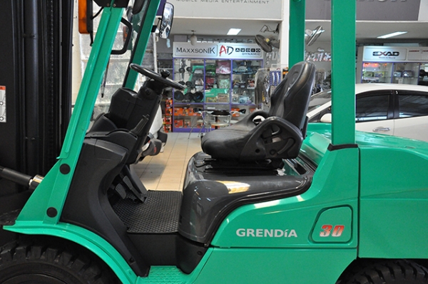 ขายรถโฟล์คลิฟท์มือสอง MITSUBISHI รุ่น FD30T GRENDIA  ราคา 465,000 บาท นำเข้าจากประเทศญี่ปุ่น 100\% ไม่เคยใช้งานในประเทศไทย