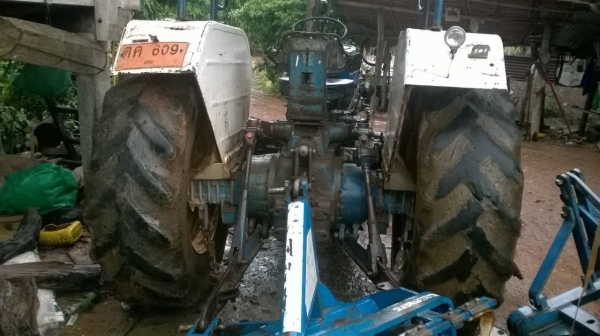 ขายรถไถ FORD 5500 เอกสารเล่มทะเบียน เฟืองท้าย 6600 สภาพใช้งานได้ดี อุปกรณ์มีผาน 3 และผานดันหน้า ราคาต่อรองได้ครับ