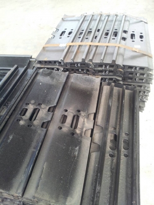 ขายแผ่นแทรครถแบคโฮ    KOBELCO  SK120  KOMATSU PC 120 กว้าง70ซ.ม. ใบละ800 บาท