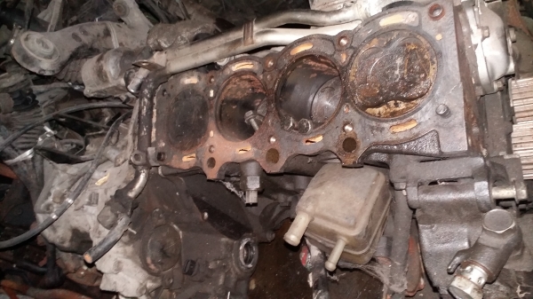 ขายเครื่องยนต์ครึ่งท่อนล่าง พร้อมเกียร์ ออโต้  toyota 3S corona 2.0