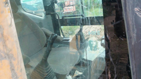 ขายรถแบคโฮ KOMUTSU 200-7 ราคา 1350000 สภาพพร้อมใช้งานครับ ขายรถแบคโฮ KOMUTSU 200-7 ราคา 1350000 สภาพพร้อมใช้งานครับ