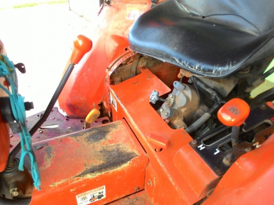 ขาย KUBOTA L3408 ตัวเปล่าๆ ราคา 135,000 ทะเบียนพร้อมโอน เครื่องดี เกียร์ดี ไฮดี ใช้งานได้ปกติ มีบังโคลนหลังผุตามภาพเลยครับ ร้าน DC Tractors Rayong อ.แกลง จ.ระยอง  ใกล้หรือไกลมีรถขนส่งบริการทั่วไทย สนใจ 0818618678  id line=0818618678 id line=carbonthai  ht