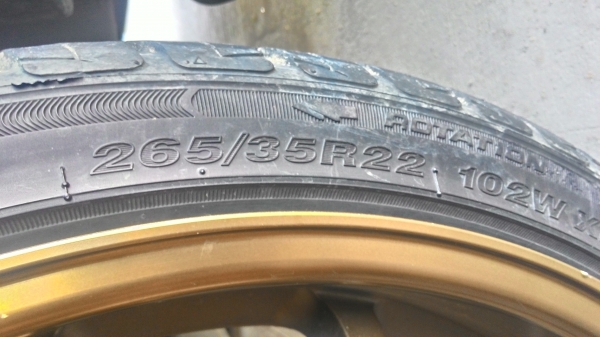ยาง265/35/22ดอกสวยจัดยางนิ่มๆสภาพ95\% มี1คู่