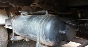 HINO ZM 285 HP EP100 TURBO สิบล้อดั๊มพ์ 2 เพลา กระบะดั๊มพ์เหล็ก 12 ตันสภาพดีสวยพร้อมบรรทุกหนักได้เลย เครื่องแรงดีไม่มีเยิ้ม หัวเก๋ง HINO FR วางใหม่ภายในเก๋งคอนโซลสวยครบ พวงมาลัยเพาเวอร์ เบรคลม ช่วงล่างใหญ่ ZM 8 น็อต คัชซีสวยไม่มีแตกบวม ยางสภาพดีประมาณ 70\%