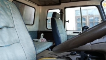 HINO ZM 285 HP EP100 TURBO สิบล้อดั๊มพ์ 2 เพลา กระบะดั๊มพ์เหล็ก 12 ตันสภาพดีสวยพร้อมบรรทุกหนักได้เลย เครื่องแรงดีไม่มีเยิ้ม หัวเก๋ง HINO FR วางใหม่ภายในเก๋งคอนโซลสวยครบ พวงมาลัยเพาเวอร์ เบรคลม ช่วงล่างใหญ่ ZM 8 น็อต คัชซีสวยไม่มีแตกบวม ยางสภาพดีประมาณ 70\%