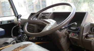 HINO ZM 285 HP EP100 TURBO สิบล้อดั๊มพ์ 2 เพลา กระบะดั๊มพ์เหล็ก 12 ตันสภาพดีสวยพร้อมบรรทุกหนักได้เลย เครื่องแรงดีไม่มีเยิ้ม หัวเก๋ง HINO FR วางใหม่ภายในเก๋งคอนโซลสวยครบ พวงมาลัยเพาเวอร์ เบรคลม ช่วงล่างใหญ่ ZM 8 น็อต คัชซีสวยไม่มีแตกบวม ยางสภาพดีประมาณ 70\%