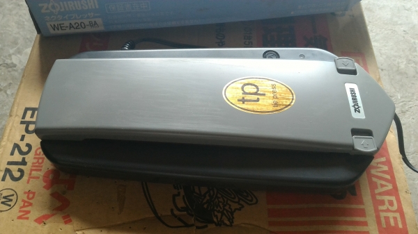 เครื่องรีดเนคไทใหม่ๆ ZOJIRUSHI จากญี่ปุ่น ทำหน้าช่วยให้เนคไทเรียบสวย ไม่ทำให้เนคไทเสีย