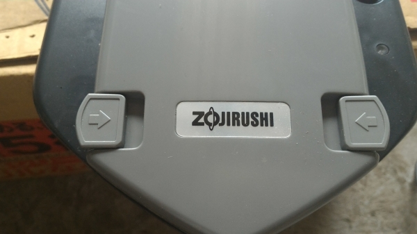เครื่องรีดเนคไทใหม่ๆ ZOJIRUSHI จากญี่ปุ่น ทำหน้าช่วยให้เนคไทเรียบสวย ไม่ทำให้เนคไทเสีย