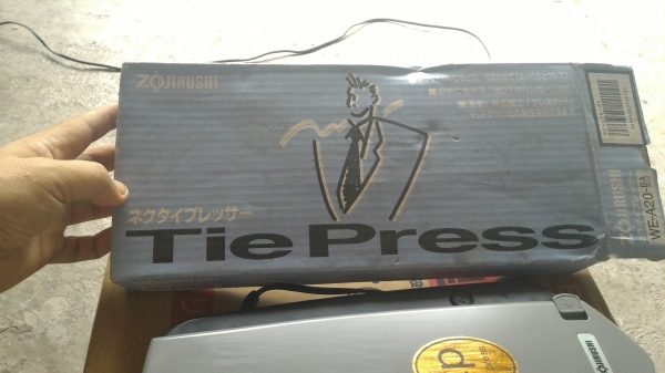 เครื่องรีดเนคไทใหม่ๆ ZOJIRUSHI จากญี่ปุ่น ทำหน้าช่วยให้เนคไทเรียบสวย ไม่ทำให้เนคไทเสีย