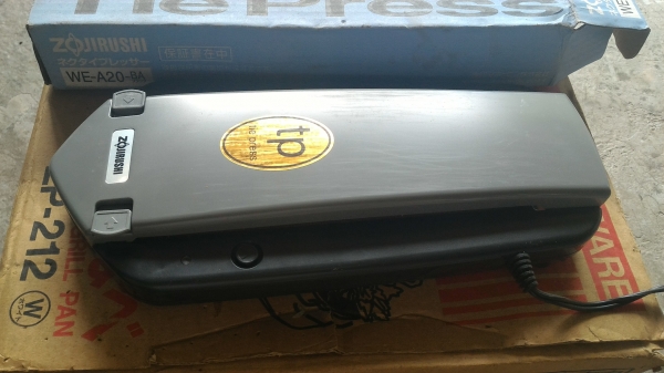 เครื่องรีดเนคไทใหม่ๆ ZOJIRUSHI จากญี่ปุ่น ทำหน้าช่วยให้เนคไทเรียบสวย ไม่ทำให้เนคไทเสีย