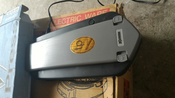 เครื่องรีดเนคไทใหม่ๆ ZOJIRUSHI จากญี่ปุ่น ทำหน้าช่วยให้เนคไทเรียบสวย ไม่ทำให้เนคไทเสีย