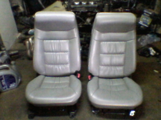 เบาะคู่หน้ารถตู้คอมมูเตอร์ หุ้มหนังแปลงทรง พร้อมขายึด ไม่มีตัวกลาง 4500บาท อยู่ดอนเมืองTEL0890671028 ID Line arnat1028