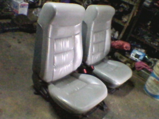 เบาะคู่หน้ารถตู้คอมมูเตอร์ หุ้มหนังแปลงทรง พร้อมขายึด ไม่มีตัวกลาง 4500บาท อยู่ดอนเมืองTEL0890671028 ID Line arnat1028