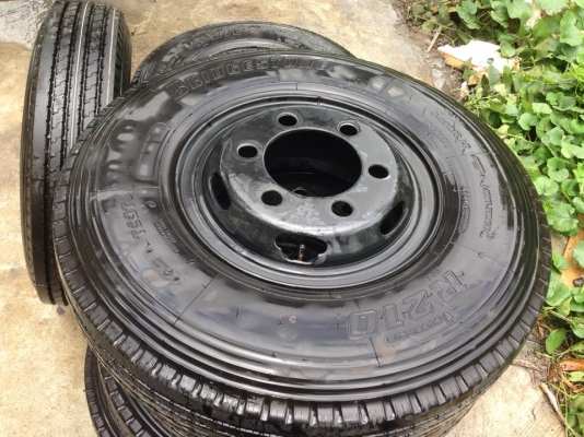 ขายยางใหม่ป้ายแดงถอดออกเก็บไว้ ไม่ได้ใช้ บริดจ์สโตน ยางอาทิตย์3 เดือน8 ปี13 (8.25R16)สวยๆครับ มี7เส้น ขาย 47000 บาท