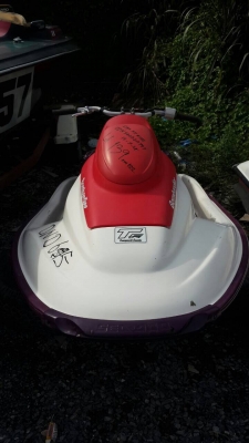 ขายเจ็ตสกีสีแดง SEADOO 800 ยกลำ เครื่องติดได้ค่ะ