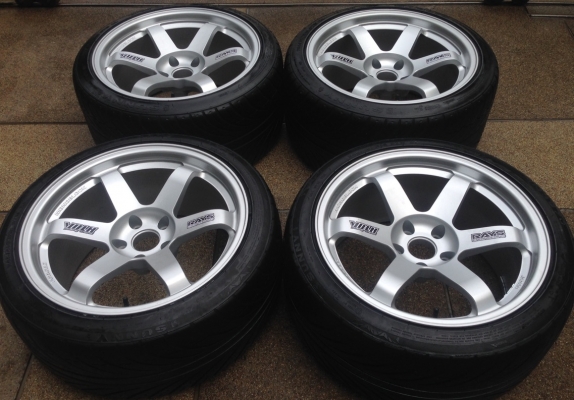 ล้อ VOLK TE37 ขอบ18 สียิงทราย 5/114 หน้า 9นิ้ว หลัง10 นิ้ว พร้อมยางหน้า 245 40 18 หลัง 265 35 18 ปี13 สภาพสวย ไม่มีรอย