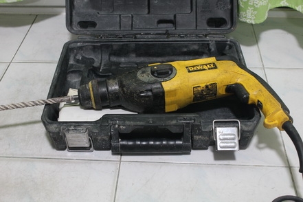 สว่านระบบโรตารี่ ดีวอลล์ ทำงาน 3ระบบ  สภาพพร้อมใช้งานครับ มีกล่องเก็บเรียบร้อย