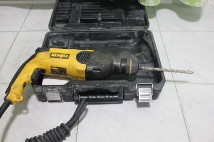 สว่านระบบโรตารี่ ดีวอลล์ ทำงาน 3ระบบ  สภาพพร้อมใช้งานครับ มีกล่องเก็บเรียบร้อย