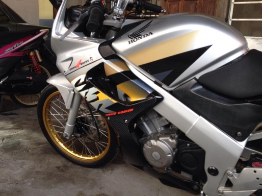 ขายcbr150r สีเท่า-ดำ สภาพดี 1ล้อcomแท้1.4สีทอง ยางmichelinใหม่ๆหน้า225หลัง250 เปลียนเป็นดุมsonic 2โซ่ทองDiDแท้ 3สปริงแต่งแผ่นครัชแต่งพึงเปลียนตัวเครืองเดิมหมด รถวิ่งน้อย ราคา21900บาท โทร0924462525โส