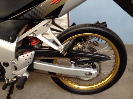 ขายcbr150r สีเท่า-ดำ สภาพดี 1ล้อcomแท้1.4สีทอง ยางmichelinใหม่ๆหน้า225หลัง250 เปลียนเป็นดุมsonic 2โซ่ทองDiDแท้ 3สปริงแต่งแผ่นครัชแต่งพึงเปลียนตัวเครืองเดิมหมด รถวิ่งน้อย ราคา21900บาท โทร0924462525โส