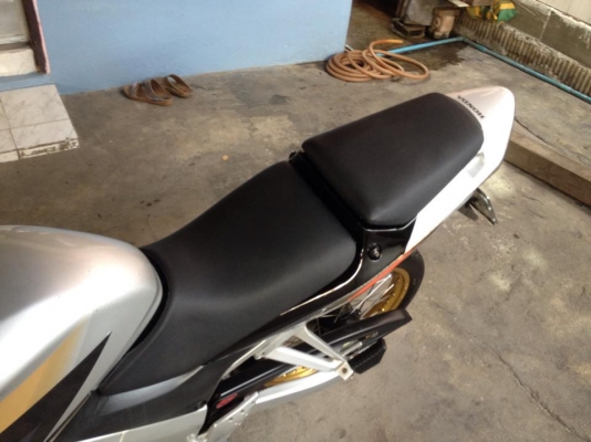 ขายcbr150r สีเท่า-ดำ สภาพดี 1ล้อcomแท้1.4สีทอง ยางmichelinใหม่ๆหน้า225หลัง250 เปลียนเป็นดุมsonic 2โซ่ทองDiDแท้ 3สปริงแต่งแผ่นครัชแต่งพึงเปลียนตัวเครืองเดิมหมด รถวิ่งน้อย ราคา21900บาท โทร0924462525โส