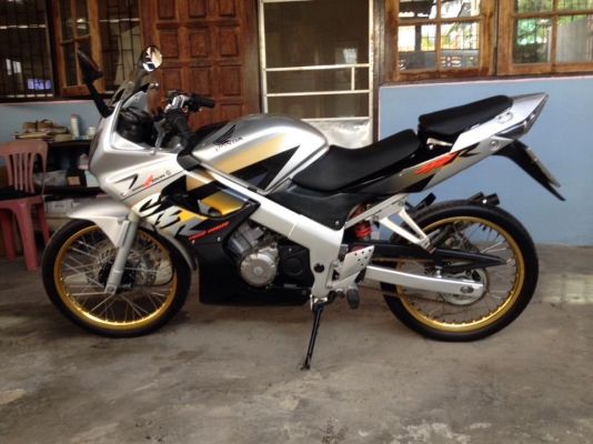 ขายcbr150r สีเท่า-ดำ สภาพดี 1ล้อcomแท้1.4สีทอง ยางmichelinใหม่ๆหน้า225หลัง250 เปลียนเป็นดุมsonic 2โซ่ทองDiDแท้ 3สปริงแต่งแผ่นครัชแต่งพึงเปลียนตัวเครืองเดิมหมด รถวิ่งน้อย ราคา21900บาท โทร0924462525โส