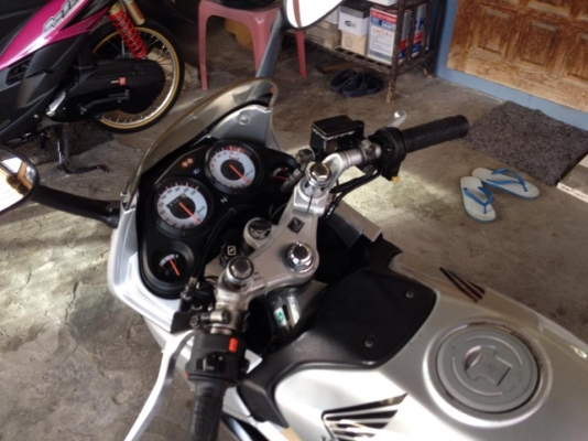 ขายcbr150r สีเท่า-ดำ สภาพดี 1ล้อcomแท้1.4สีทอง ยางmichelinใหม่ๆหน้า225หลัง250 เปลียนเป็นดุมsonic 2โซ่ทองDiDแท้ 3สปริงแต่งแผ่นครัชแต่งพึงเปลียนตัวเครืองเดิมหมด รถวิ่งน้อย ราคา21900บาท โทร0924462525โส