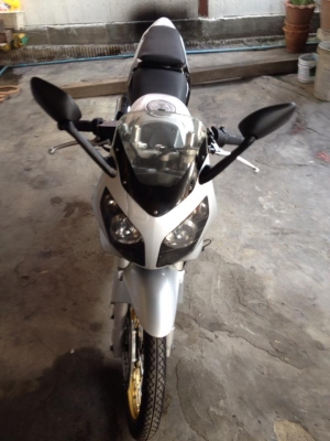 ขายcbr150r สีเท่า-ดำ สภาพดี 1ล้อcomแท้1.4สีทอง ยางmichelinใหม่ๆหน้า225หลัง250 เปลียนเป็นดุมsonic 2โซ่ทองDiDแท้ 3สปริงแต่งแผ่นครัชแต่งพึงเปลียนตัวเครืองเดิมหมด รถวิ่งน้อย ราคา21900บาท โทร0924462525โส