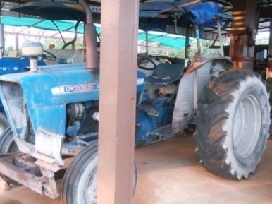 FORD 3000 T3 เพลาเดียว รถสภาพดีพร้อมใช้งานได้เลยครับ ไม่มีอุปกรณ์นะครับขายตามสภาพ เครื่องยนต์ 3 สูบแรงดีเดิมๆไม่มีเยิ้ม ระบบเกียร์ใช้งานได้ปกติดีไม่มีปัญหา ช่วงล่างยางสภาพดี 65\% พร้ิมใช้งาน เอกสารสัญญาซื้อขาย ราคาต่อรองได้ครับ