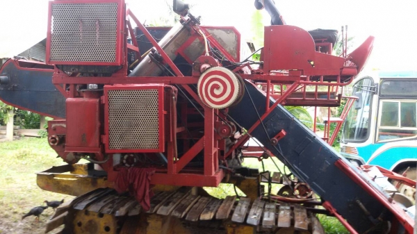 ขายรถเกี่ยวข้าวเกษตรพัฒนารองกระสอบจะเก็บรายละเอียดบิ้วใหม่ให้พร้อมเกี่ยวราคา250000บาท