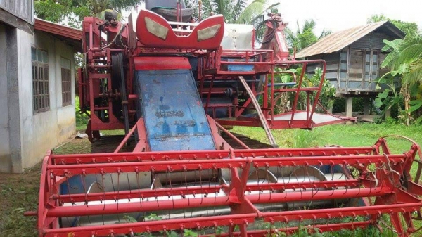 ขายรถเกี่ยวข้าวเกษตรพัฒนารองกระสอบจะเก็บรายละเอียดบิ้วใหม่ให้พร้อมเกี่ยวราคา250000บาท