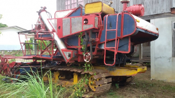 ขายรถเกี่ยวข้าวเกษตรพัฒนารองกระสอบจะเก็บรายละเอียดบิ้วใหม่ให้พร้อมเกี่ยวราคา250000บาท