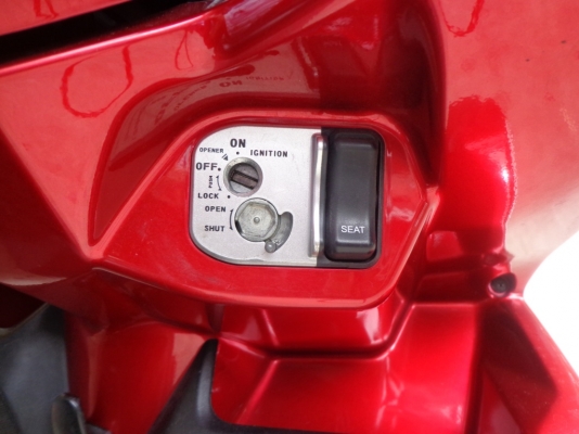 CLICK 125 i สีขาว ดำ รถเดือนธันวาคม ปี 2556 ไมล์ 4พันโล  ขาย 32,000บาท