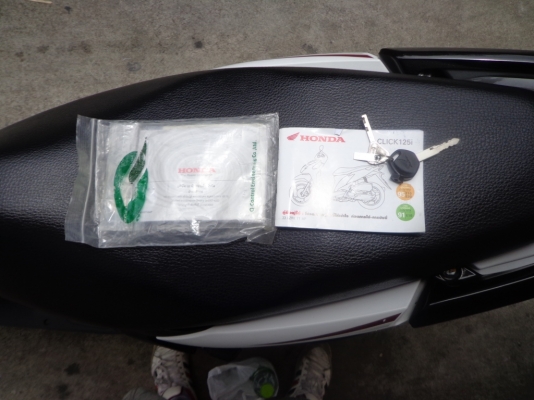 CLICK 125 i สีขาว ดำ รถเดือนธันวาคม ปี 2556 ไมล์ 4พันโล  ขาย 32,000บาท