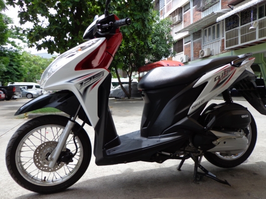 CLICK 125 i สีขาว ดำ รถเดือนธันวาคม ปี 2556 ไมล์ 4พันโล  ขาย 32,000บาท