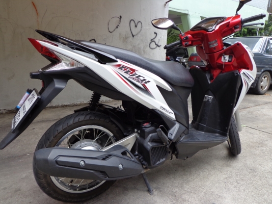 CLICK 125 i สีขาว ดำ รถเดือนธันวาคม ปี 2556 ไมล์ 4พันโล  ขาย 32,000บาท