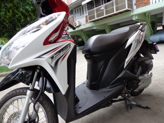 CLICK 125 i สีขาว ดำ รถเดือนธันวาคม ปี 2556 ไมล์ 4พันโล  ขาย 32,000บาท
