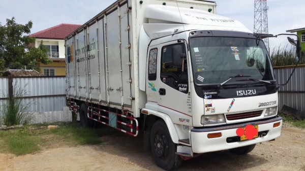 รถตู้บรรทุก 6 ล้อ 10 บาน 7.2 เมตร รถตู้บรรทุก 6 ล้อ 10 บาน 7.2 เมตร