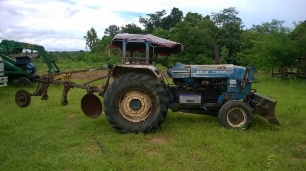 ขายรถไถ FORD 5500 เสื้อลาย รถใช้งานได้ปกติ เอกสารสัญญาซื้อขาย อุปกรณ์ผานดันหน้า และผาน 3 ราคาต่อรองได้ครับ