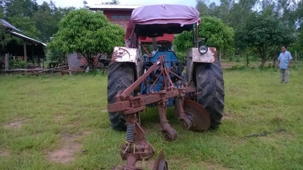 ขายรถไถ FORD 5500 เสื้อลาย รถใช้งานได้ปกติ เอกสารสัญญาซื้อขาย อุปกรณ์ผานดันหน้า และผาน 3 ราคาต่อรองได้ครับ